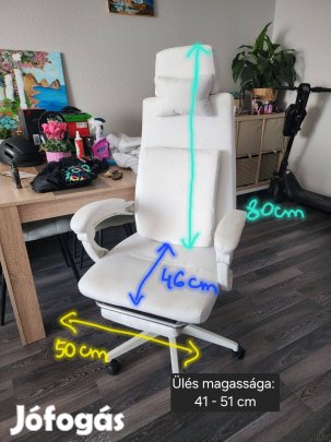Ergonomikus fehér forgószék lábtartóval
