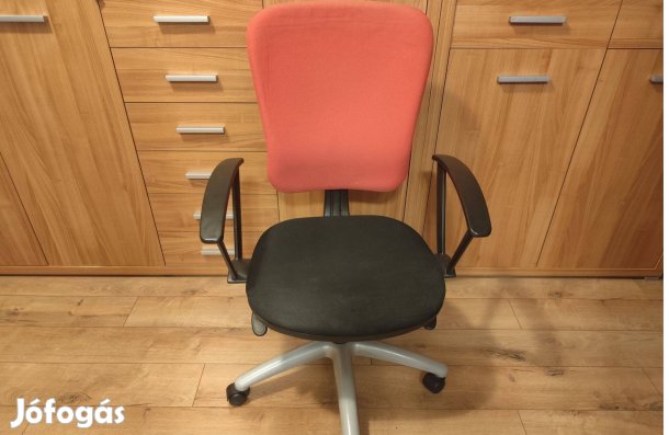 Ergonomikus irodai forgószék piros-fekete, jó állapot