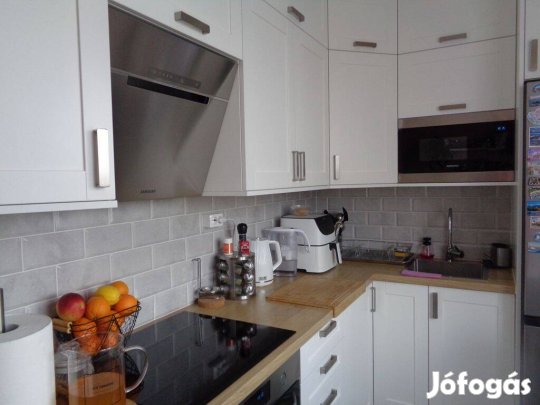 Erkélyes Felújított 2 Szobás A Skála Közelében Lakás Eladó !