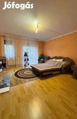 Erkélyes, 2 Szobás 2.Emeleti Lakás Eladó