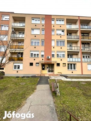 Erkélyes, 2 szobás tégla lakás