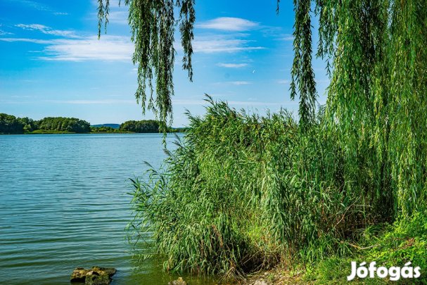 Erkélyes, első emeleti lakás eladó a nyugati városrészben!