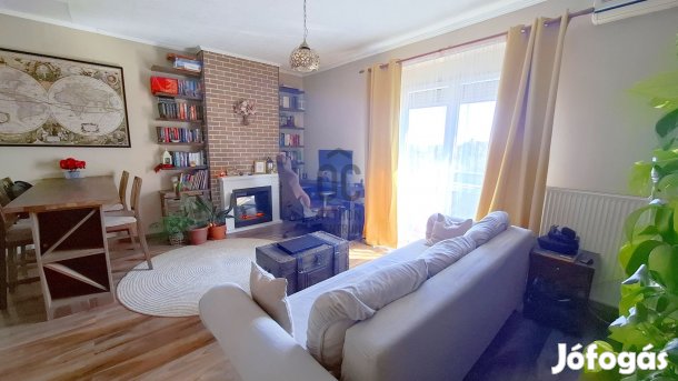 Erkélyes, felújított másfeles lakás a Bosnyák téren