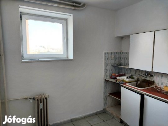 Erkélyes belvárosi 1,5 szobás téglalakás Dunaújvárosban