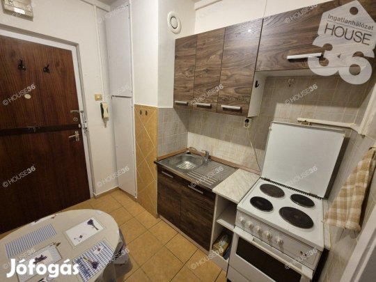 Erkélyes garzon lakás a belvárosban!