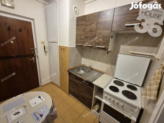 Erkélyes garzon lakás a belvárosban!