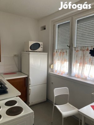 Erkélyes lakás Újváros központjában