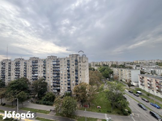 Erkélyes lakás a Bethlen utcán  városi panorámával