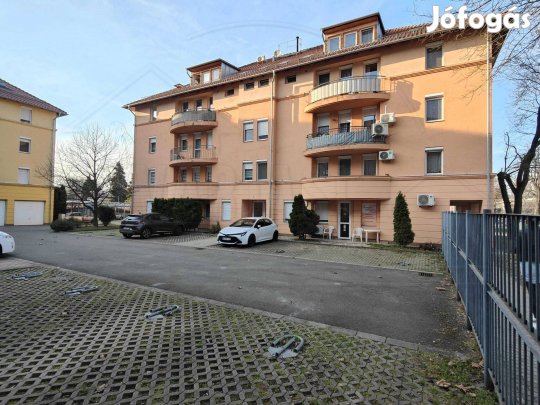 Erkélyes lakás az Árnyas lakóparkban saját parkolóval
