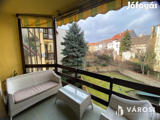 Erkélyes nagy lakás, garázs lehetőséggel a Győr belvárosában