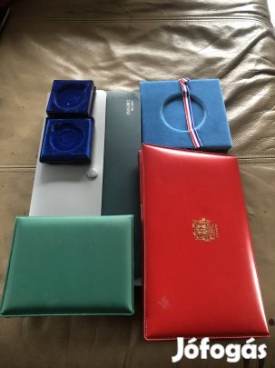 Érmetartó dobozok üresek egyben 