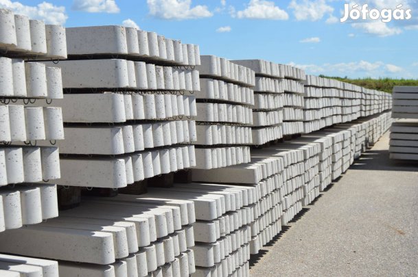 Erős szögletes betonoszlop 10x10x350 cm - kerítés oszlop a gyártótól