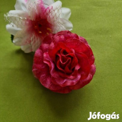 Esküvő BCS14A - Kitűző, hajdísz, hajgumi - 80mm-es piros rózsa virág