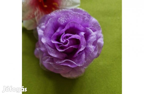 Esküvő BCS14B - Kitűző, hajdísz, hajgumi - 80mm-es levedulalila rózsa