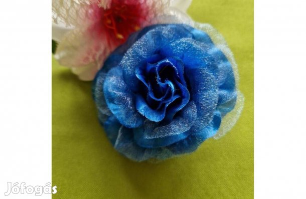 Esküvő BCS14C - Kitűző, hajdísz, hajgumi - 80mm-es kék rózsa virág