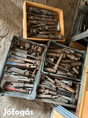 Eszterga gép szerszámai eladó