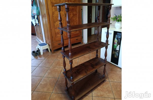 Esztergált oszlopu polc