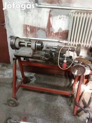 Esztergapad kiegészítőkkel