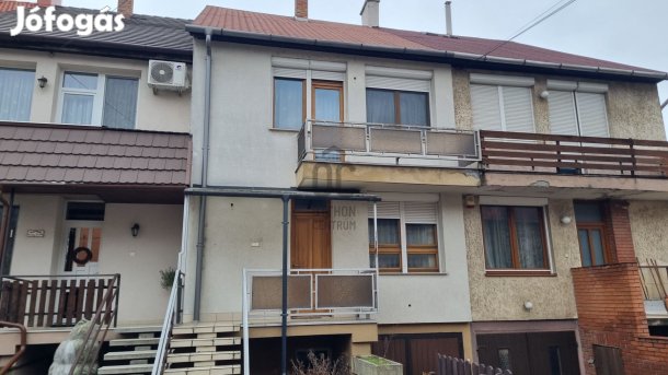 Esztergom, Szentgyörgymezőn kitűnő állapotú sorház eladó.