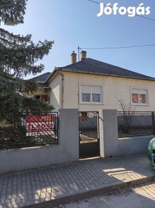Esztergom-kertvárosban, jó állapotú, három szobás családi ház eladó!