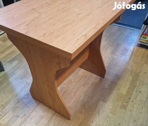 Étkező asztal 4-6 személyes.Szép állapotban!