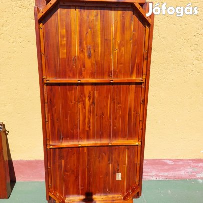 Étkező asztal trópusi fából.