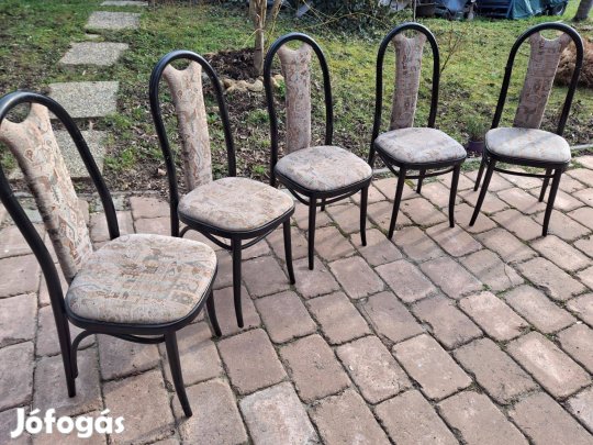 Étkező székek eladásra várnak