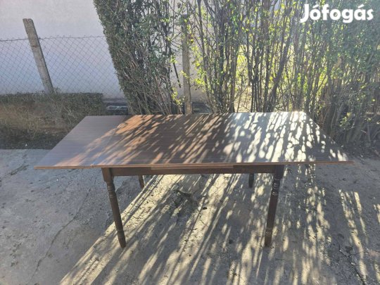 Étkezőasztal 10-12 személyes