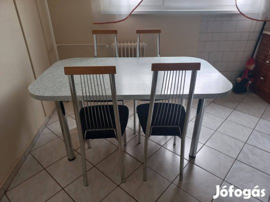 Étkezőasztal 4 székkel
