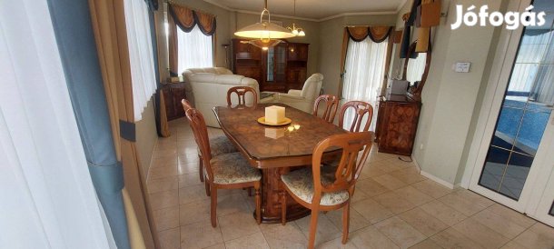 Étkezőasztal 6 db székkel, bővíthető