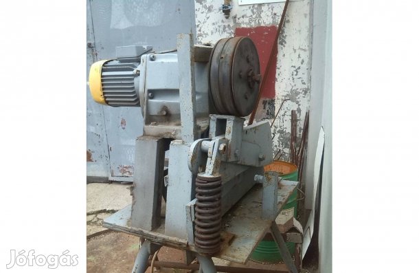 Excenteres négyszög vas daraboló,hajtóműves villanymotor