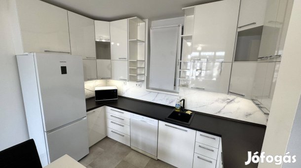 Exkluzív 67 nm-es 3 szoba-amerikai konyha-nappalis liftes akadálymente