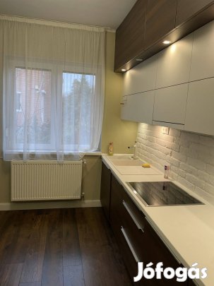 Exkluzív, háromszintes otthon garázzsal Debrecen szívében, a Sestakert