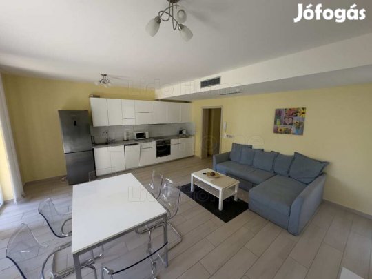 Exkluzív, kertkapcsolatos földszinti lakás kiadó Csopakon  50