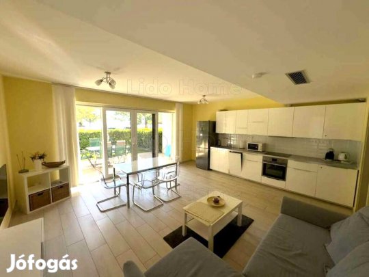 Exkluzív, kertkapcsolatos földszinti lakás kiadó Csopakon  50