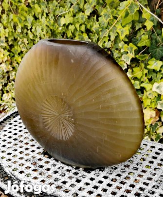 Exkluzív, nagyméretű csiszolt üveg váza - elegancia és karakter egyben