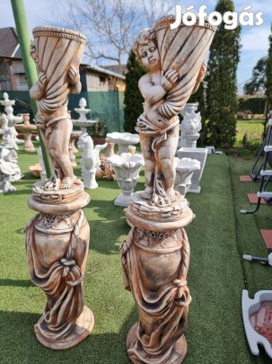 Exkluzív angyalos kerti oszlop virágtartóval elegáns kert- és terasz
