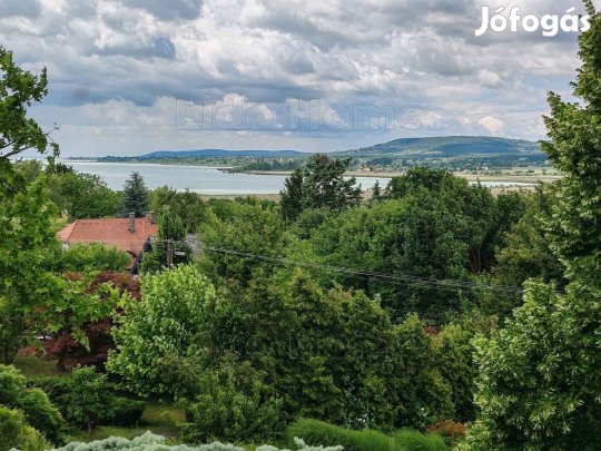 Exkluzív kétlakásos családiház eladó Tihany (Sajkod) legszebb részén,
