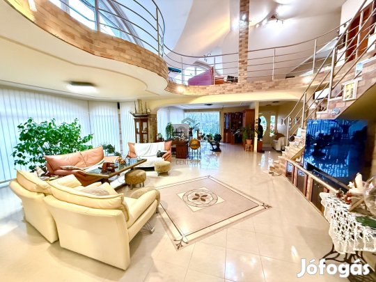 Exkluzív luxus családi ház Dunakeszi Révdűlőn  a Duna közvetlen közel