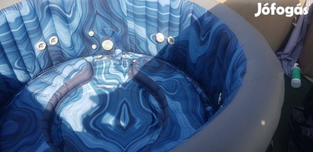 Extra, vízsugaras, 6 fős jakuzzi Bp.-en 320 eFt. Vidékre is viszem