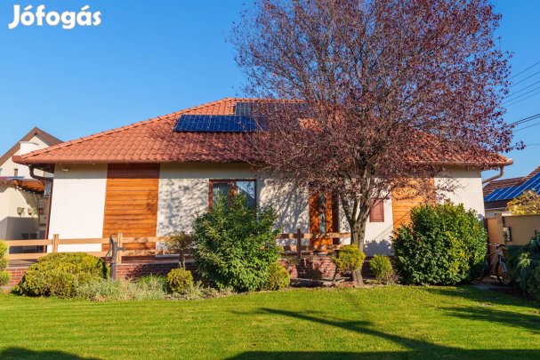 Extrákkal felszerelt családi ház a városközpont közelében!