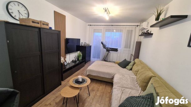 Extrán felújított erkélyes lakás eladó!