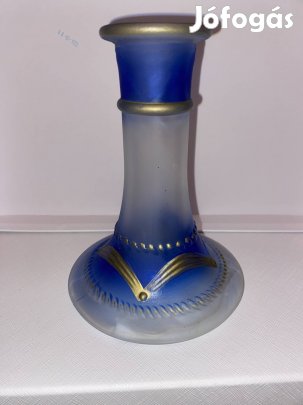 Ez egy kék és fehér, aranyozott üveg gyertyatartó. 