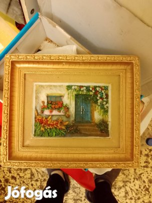 Ez egy mediterrán stílusú, virágos udvart vagy házbejáratot ábrázoló d