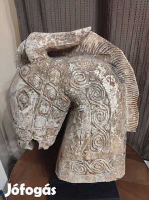 Ez egy újrahasznosított akácfából faragott, törzsi stílusú lófej szob