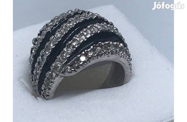 Ezüst, újszerű gyűrű strasszkövekkel, 16,75 m