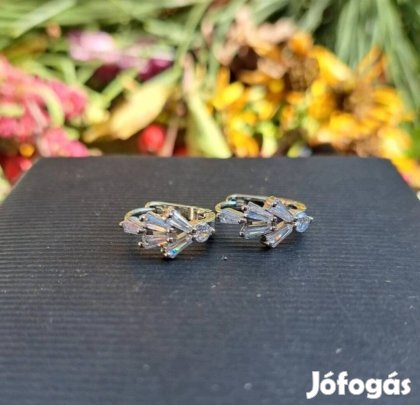 Ezüst fülbevaló kristályokkal