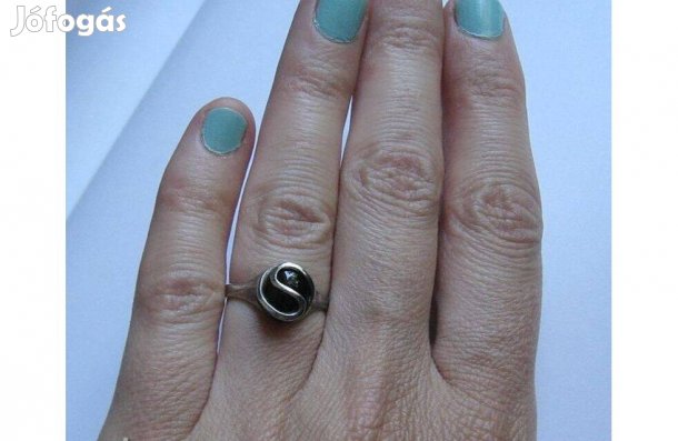 Ezüst gyűrű ónixszal, 17 mm