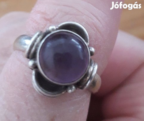 Ezüst lila köves gyűrű 17-18 mm belső átmérővel, 4,83 gramm