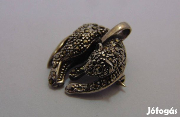 Ezüst medál és bross egyben, markazitokkal